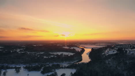 Die-Luftaufnahme-Des-Schneebedeckten-Winterwaldes-Bei-Sonnenuntergang-Am-Heiligabend.